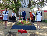 Возложение цветов к памятнику воинам, погибшим в годы Великой Отечественной войны
