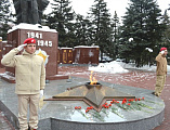 Благочинный приходов Нижнедонского округа принял участие в торжественной церемонии возложения цветов на площади 50-летия Победы пос. Каменоломни
