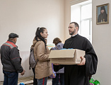 Непрерывном потоком в Шахтинской епархии оказывается гуманитарная помощь беженцам из ДНР и ЛНР