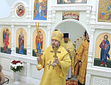 Преосвященнейший епископ Симон совершил чин освящения храма великомученика Георгия Победоносца в пос. Новозарянский и возглавил Литургию в новоосвященном храме