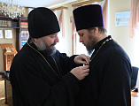 Преосвященнейший епископ Симон вручил епархиальную медаль Священномученика Александра Команского III степени клирику Покровского кафедрального собора г. Шахты протоиерею Роману Бирюкову