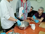 Воспитанники приюта «Огонек» поселка Каменоломни изготовили жаворонков для воинов в госпиталь ДНР