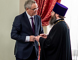 Иерей Александр Теличкин поздравил избранную главу города Шахты Людмилу Овчиеву с вступлением в должность