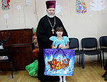 Иерей Олег Бурлаков и ученики воскресной школы «Свет Ангела» посетили детей, находящихся в социально-реабилитационном центре г. Гуково