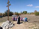 Протоиерей Игорь Жевердан совершил чин освящения поклонного креста, установленным перед въездом в хутор Калашников Кашарского района