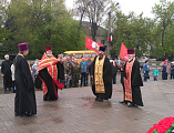 В 74-ю годовщину Победы в Великой Отечественной войне священнослужители Гуковского благочиния совершили возложение памятного венка к монументу погибшим героям