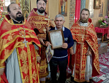 В престольный праздник Никольского храма слободы Кашары, почетным прихожанам вручили грамоты и благодарственные письма