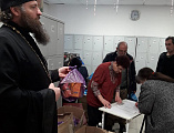 Иерей Алексий Скосарев посетил социальный  центр с Рождественскими подарками