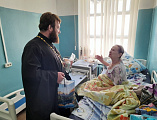 С пасхальным поздравлением пациентов Хосписа посетил священник