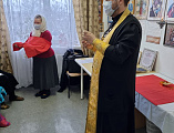Настоятель храма святой Ксении Петербургской пос. Садовый протоиерей Роман Мясников посетил дом престарелых в пос. Садовый