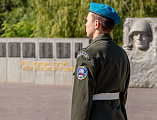 В день Воздушно-десантных войск Преосвященнейший епископ Симон возложил цветы к мемориалу в Александровском парке города Шахты