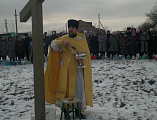 В пос. Машзавод г. Шахты чин великого освящения воды совершили у поклонного креста