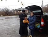 Настоятель Смоленского храма станицы Шумилинской иерей Александр Туховский с благотворительной помощью посетил х. Антиповский Шолоховского района