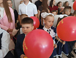 В школе №49 Шахты прошла торжественная линейка с участием священника и почётных гостей