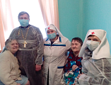 Протоиерей Роман Быков поздравил с Рождеством христовым постояльцев отделения сестринского ухода Центральной городской больницы г. Гуково