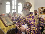 В праздник Воздвижения Честного и Животворящего Креста Господня Преосвященнейший епископ Симон возглавил богослужение в храме Покрова Пресвятой Богородицы города Красный Сулин