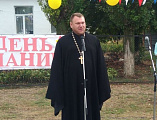 Протоиерей Николай Филимонов, настоятель храма святой Троицы хутора Ягодинка на праздничном мероприятии поздравил учащихся местной школы с Днем знаний