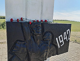 В память о погибших в годы Великой Отечественной войны духовенство возложило цветы к местам захоронений