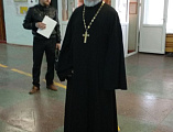 Иерей Олег Бурлаков поздравил студентов Гуковского строительного техникума и принял участие в линейке