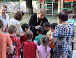 Праздник семьи, любви и верности отметили в социальном приюте «Огонек» п. Каменоломни. Детей поздравил протоиерей Сергий Яценко