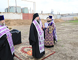 Преосвященнейший епископ Симон совершил «Чин, бываемый при основании церкви и водружении креста» на месте строительства храма великомученика Георгия Победоносца в ст. Обливской