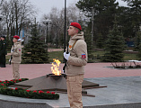 В честь Дня героев Отечества прошло возложение цветов и венков к Вечному огню на площади 50-летия Победы п. Каменоломни, на мемориалах «Аллея героев» и «Воинам Великой Отечественной войны»