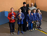Настоятель Успенского храма станицы Калитвенской иерей Игорь Лосев посетил станичную секцию дзюдо