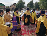 Епископ Шахтинский и Миллеровский Симон и духовенство Сулинского округа освятили купола храма в честь святого благоверного князя Александра Невского г. Красный Сулин
