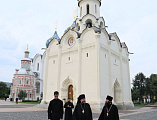 В Свято-Троицкой Сергиевой Лавре Преосвященнейший епископ Симон совершил молебное пение в храме Святой Троицы у мощей преподобного Сергия Радонежского