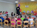 День православной книги в детском саду «Ивушка»: священник рассказал малышам о первых книгах