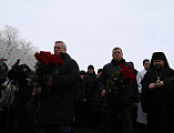 По погибшим от взрыва бытового газа в городе Шахты совершена панихида. Губернатор области, епископ Шахтинский и Миллеровский Симон и сотни горожан возложили цветы рядом с местом трагедии