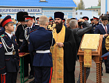 На площади Покровского кафедрального собора города Шахты прошло построение лучшего кадетского корпуса в России по случаю торжественной церемонии присяги и вручения первых погон молодым кадетам