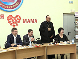 Протоиерей Роман Амплеев принял участие в торжественной встрече, посвященной Дню матери, которая состоялась в Новошахтинске
