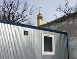 В г. Красный Сулин установили купол на временное помещение, переоборудованное под храм в честь Пресвятой Богородицы Всех скорбящих радость
