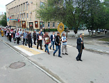 Прихожане храма Архистратига Михаила и иерей Роман в День Победы совершили крестный ход