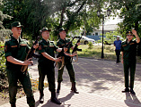 В День памяти и скорби к мемориалу «Аллея героев» в п. Каменоломни возложены цветы