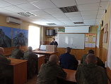 Священник Сергий Курьянов поздравил военных летчиков с Днем защитника Отечества и совершил с ними молитву