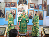 Преосвященнейший епископ Симон с архипастырским визитом посетил Нижнедонское благочиние и совершил Божественную литургию в храме Покрова Пресвятой Богородицы ст. Кривянской