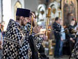 Епископ Симон совершил утреню Великой Пятницы с чтением двенадцати Страстных Евангелий