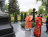 Преосвященнейший епископ Симон совершил заупокойную литию на могиле бывшего мэра города Шахты С.А. Пономаренко