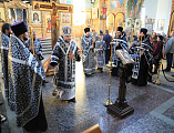 Епископ Симон совершил утреню Великого Пятка с чтением двенадцати Страстных Евангелий