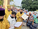 Епископ Симон совершил Божественную литургию в храме святых мучениц Веры, Надежды, Любови и матери их Софии в станице Багаевской и освящение монумента преподобного Серафима Саровского