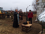 Протоиерей Антоний Колистратов совершил освящение креста и купола строящейся часовни в честь Донской иконы Божией Матери в селе Новоселовка