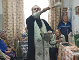 Священник освятил воду в доме престарелых посёлка Садовый
