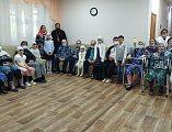 С пасхальным поздравлением и ко Дню Победы иерей Виктор Литвинов и ученики воскресной школы посетили дом престарелых