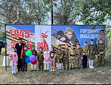 Возложение цветов к памятнику воинам, погибшим в годы Великой Отечественной войны