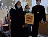 С праздником Рождества Христова протоиерей Роман Мясников и прихожане поздравили постояльцев хосписа хутора Красный