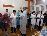 В лечебно-реабилитационном центре № 2 иерей Евгений Поцелуев совершил чин освящения воды и рассказал о духовной сути праздника Крещения Господня