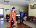 Иерей Роман Митяшин вместе с учащимися церковно-приходской школы Архангела Михаила ст. Вешенской посетил дом престарелых в х. Колундаевском