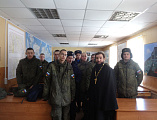 Священник Сергий Курьянов поздравил военных летчиков с Днем защитника Отечества и совершил с ними молитву